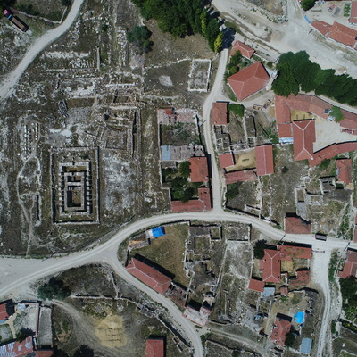 O şehrin yanı başında yaşıyorlar