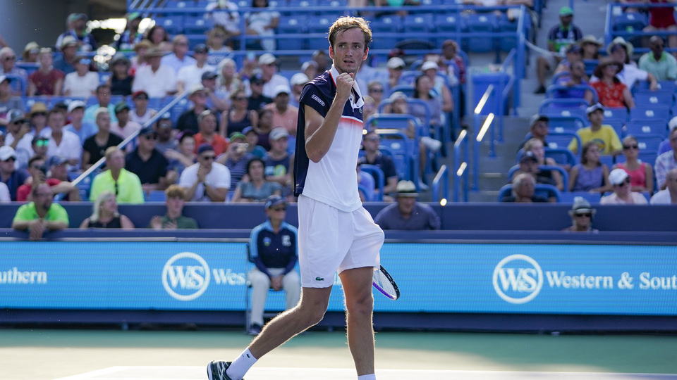 Cincinnati'de zafer Medvedev'in!