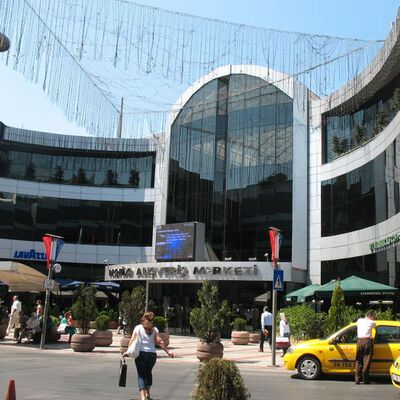 Ünlü AVM satılıyor