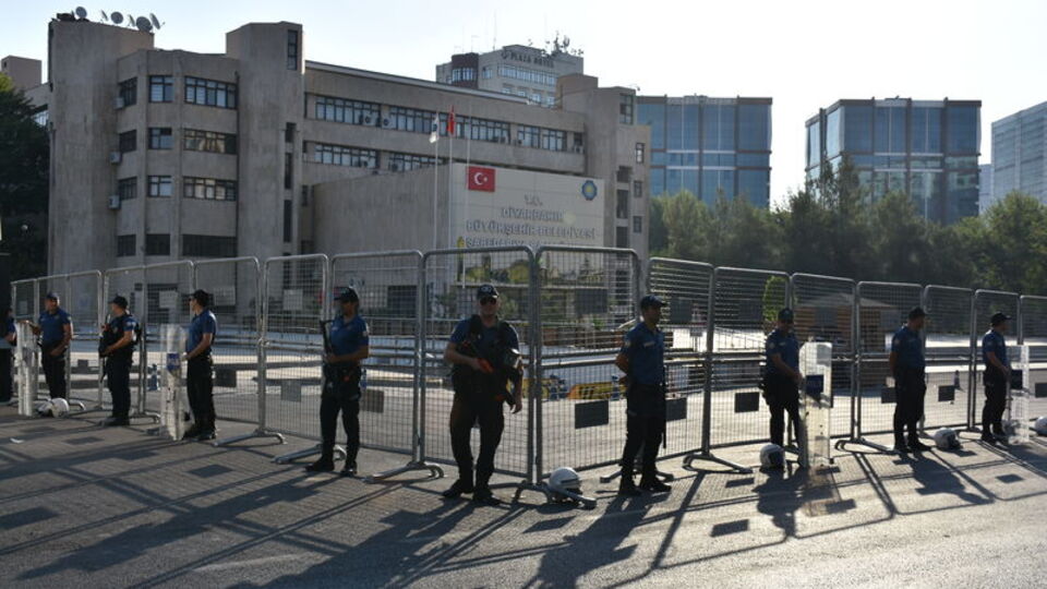 Diyarbakır Büyükşehir Belediyesi'nde 29 memur açığa alındı