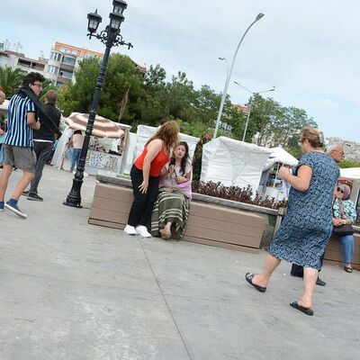 Elektrikli motosikletli 2 kız denize uçtu