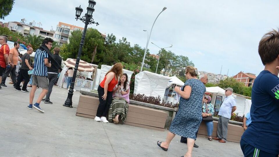 Elektrikli motosikletli 2 kız denize uçtu