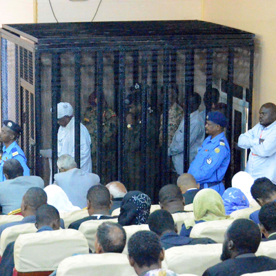 Sudan'ın devrik lideri kafeste yargılandı!