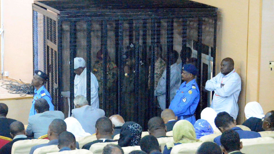 Sudan'ın devrik lideri kafeste yargılandı!
