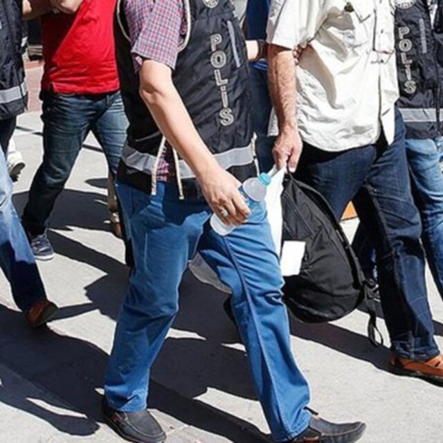 İzmir'de FETÖ operasyonu: 18 gözaltı