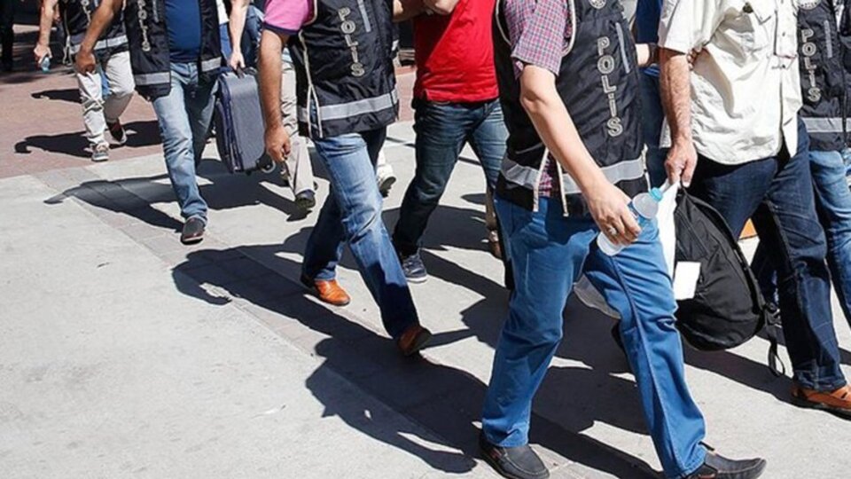 İzmir'de FETÖ operasyonu: 18 gözaltı