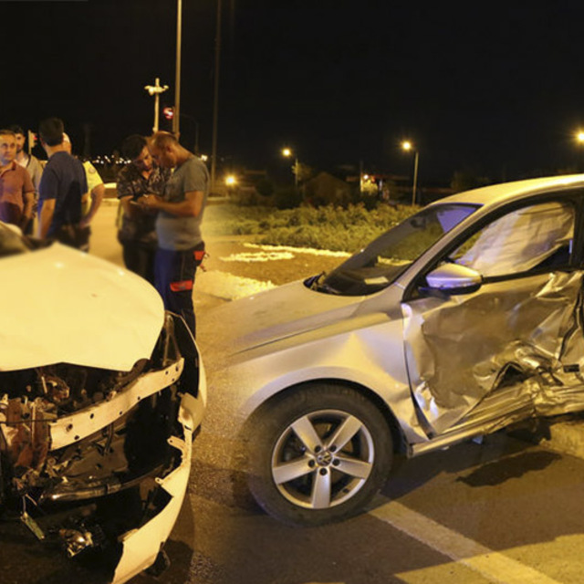 Sivas'ta iki otomobil çarpıştı: 10 yaralı