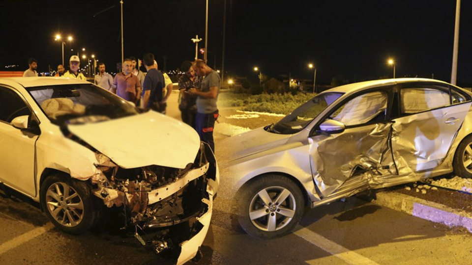 Sivas'ta iki otomobil çarpıştı: 10 yaralı