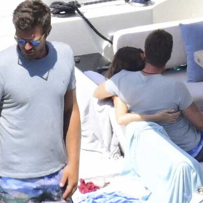 Eşini öpücüklere boğdu