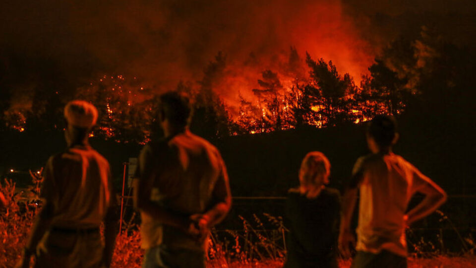 İzmir'de orman yangını kontrol altına alındı
