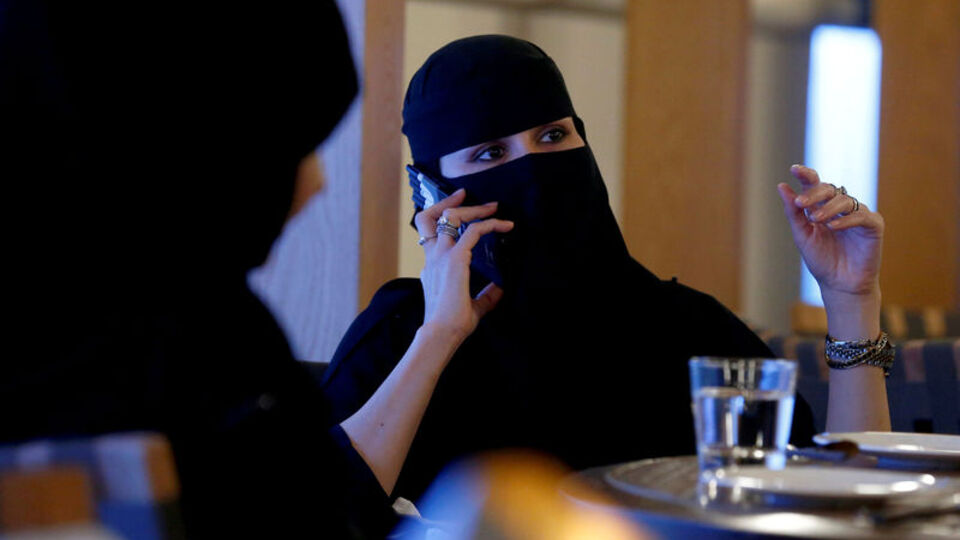 Suudi Arabistanlı kadınlar artık izinsiz seyahat edebilecek