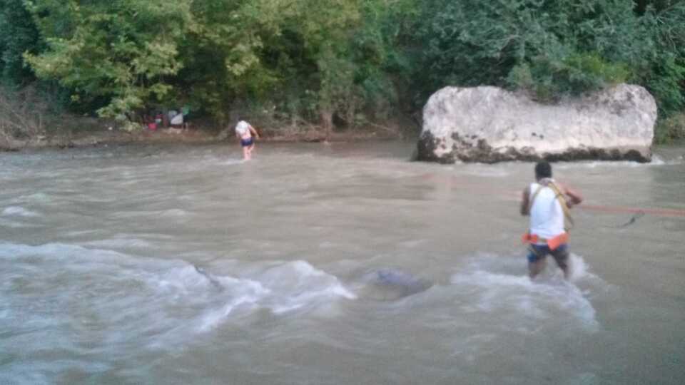 Baraj kapakları açıldı, iki aile mahsur kaldı