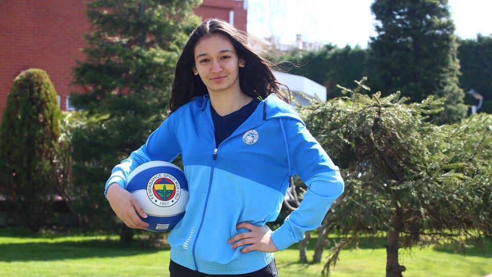 Fenerbahçe'de İdil profesyonel oldu