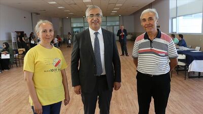 Çocuklarına örnek olmak için 30 yıl sonra üniversiteye döndüler!