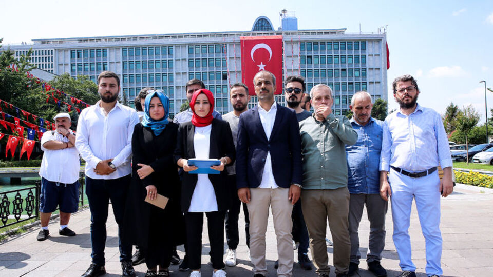 İşten çıkarılan Medya AŞ çalışanları