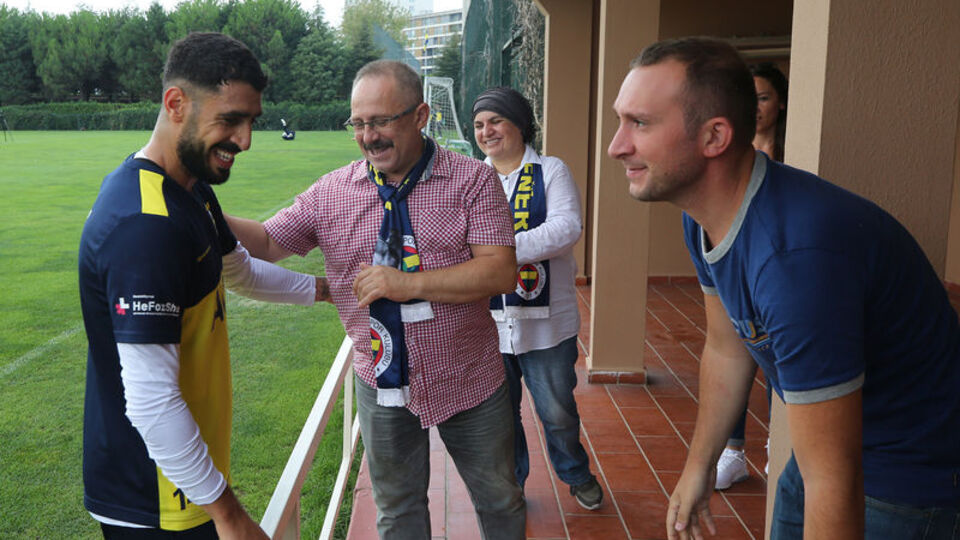 Koray Şener'in ailesi Fenerbahçe'yi ziyaret etti