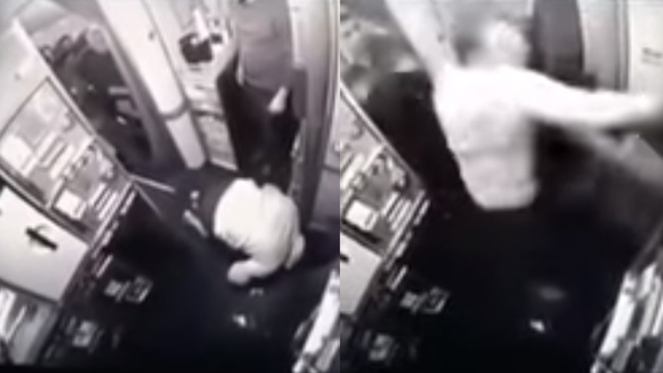 Uçakta namaz kılan yolcu, kabin görevlisine saldırdı!