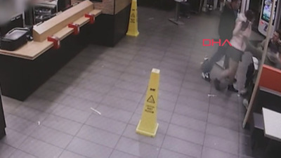 Kendisine güldüler diye topuklu ayakkabıyla saldırdı