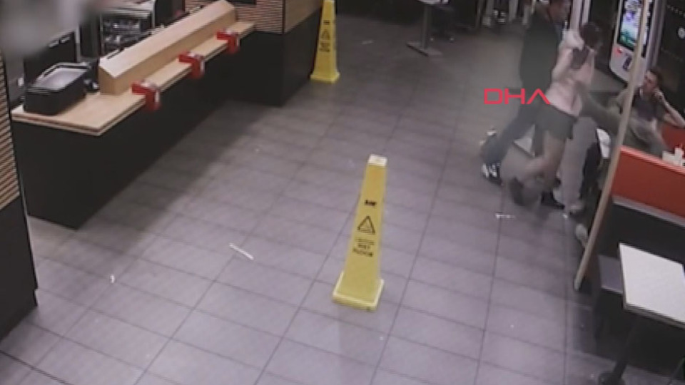 Kendisine güldüler diye topuklu ayakkabıyla saldırdı