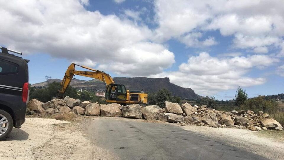 Kayalarla kapattı, 'satılıktır' tabelası astı