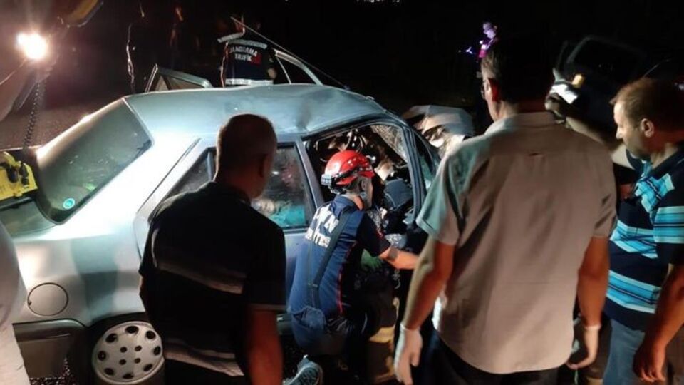 İki araç kafa kafaya çarpıştı: 1 ölü, 3 yaralı