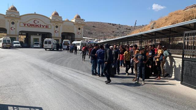 140 bin sivil İdlib'in kuzeyine geçti!