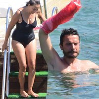 Tek kolla yüzmeye çalıştı