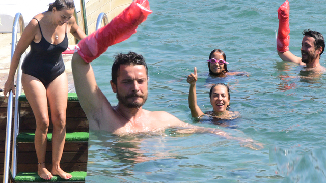 Tek kolla yüzmeye çalıştı