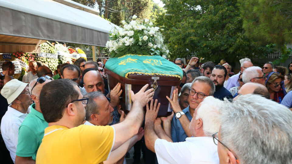 Sezen Aksu'nun babası son yolculuğuna uğurlandı