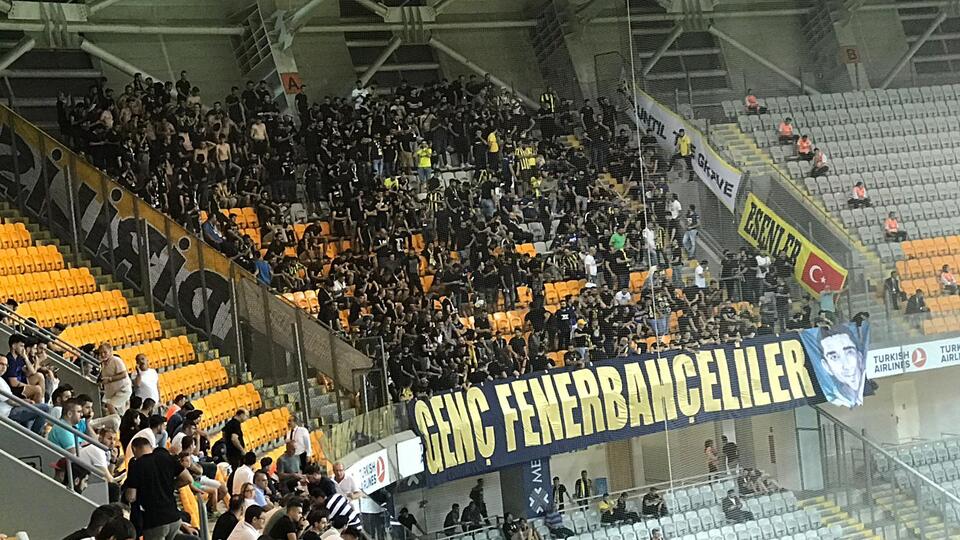 Emine Bulut için siyah giyindiler!