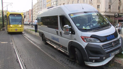 Fatih'te tramvaya minibüs engeli