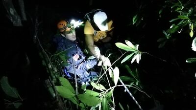 Kayalıklarda mahsur kalan 6 kişi kurtarıldı