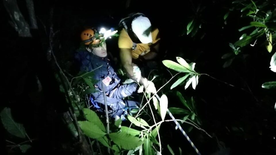 Kayalıklarda mahsur kalan 6 kişi kurtarıldı