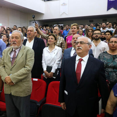 Sunucu unuttu, salondakiler ayağa kalkıp hatırlattı