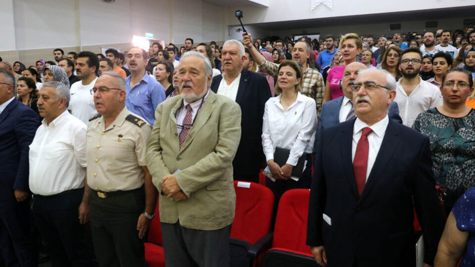 Sunucu unuttu, salondakiler ayağa kalkıp hatırlattı