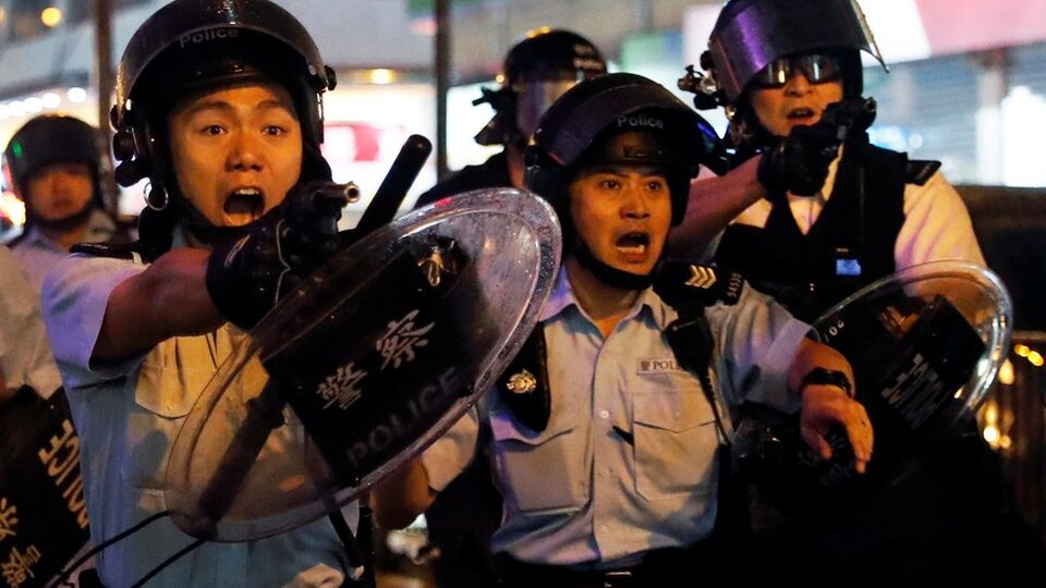 Hong Kong'da protestolar - Polis ilk kez silah çekip TOMA kullandı
