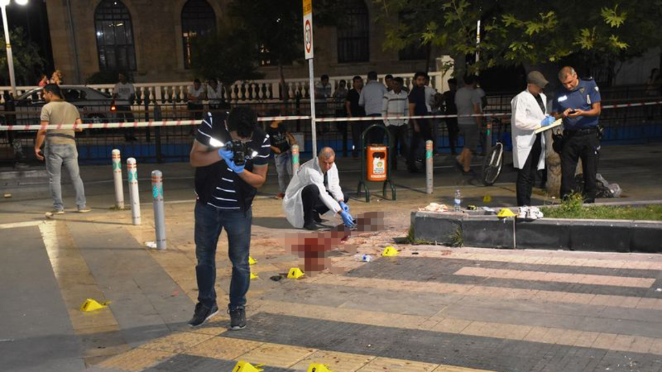 Eşine parkta kurşun yağdırdı