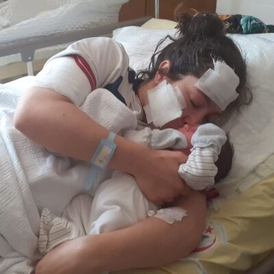 Bebeğini kucağına aldı: O şahıs en ağır cezayı alsın