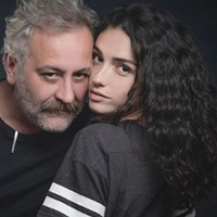 Ünlü çiftten yanak yanağa poz