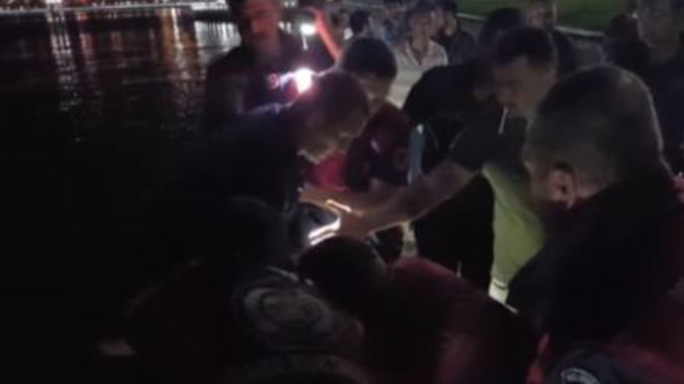 Denize düşen alkollü adam, kurtarılınca yine alkol istedi