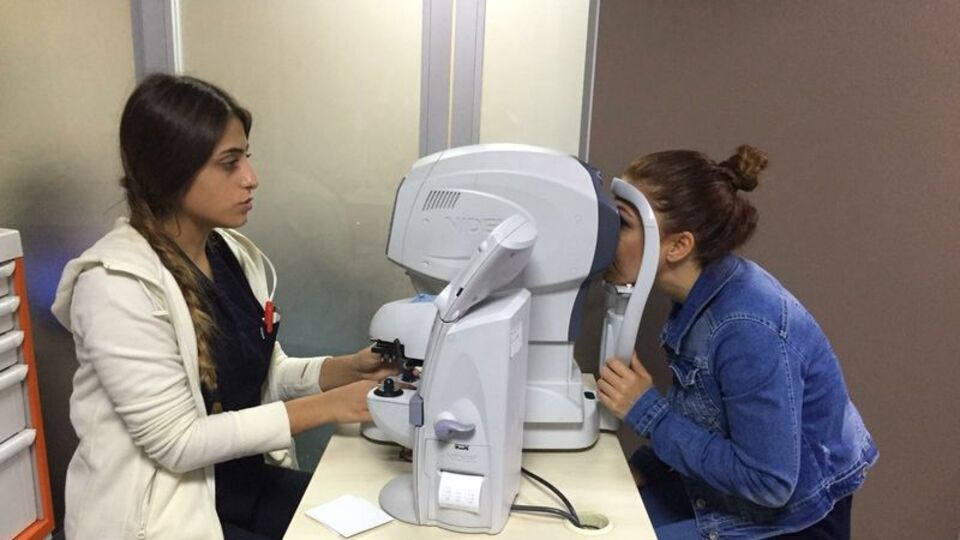 Göz seğirmesi neden olur?