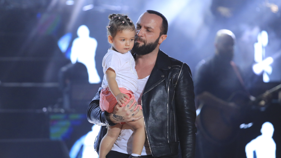 Kızıyla birlikte sahneye çıktı