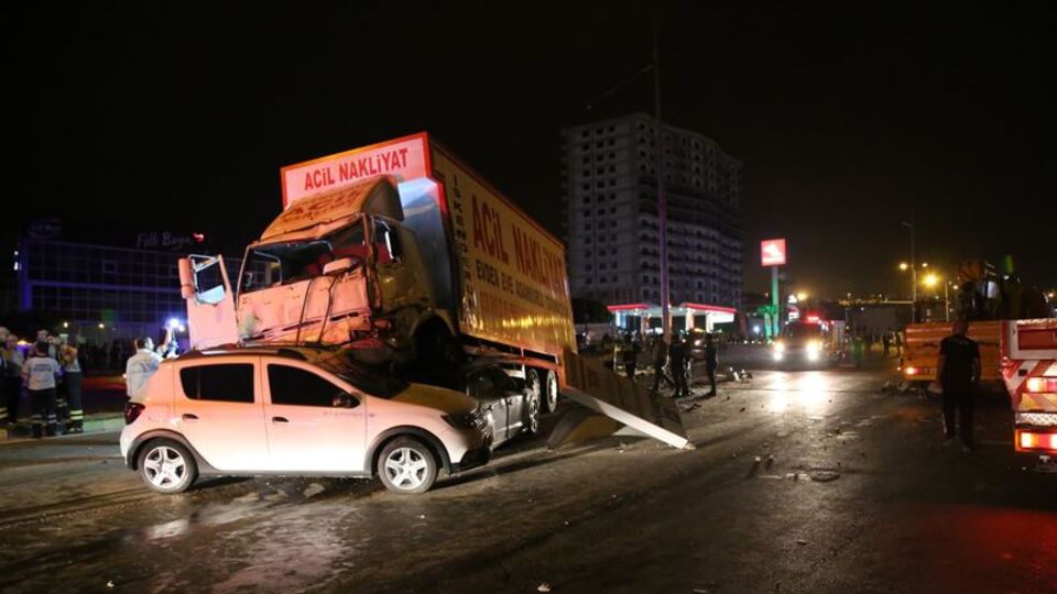 Freni patlayan kamyon dehşet saçtı!