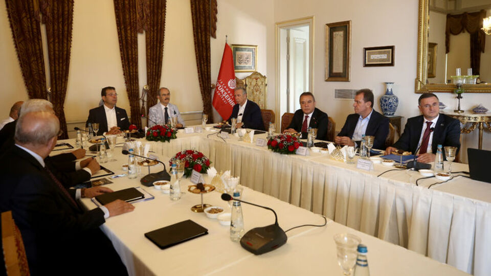 CHP'li büyükşehir belediye başkanları toplandı