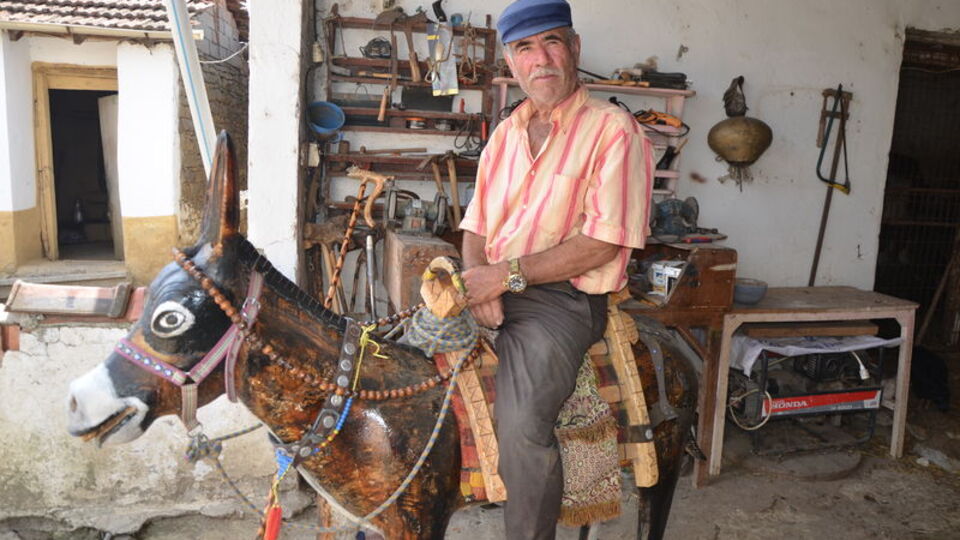 Önce ormandan topladı, sonra heykel yaptı!