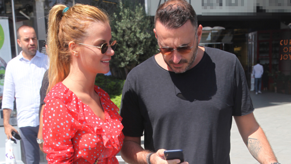 Yunan sevgilisi ile el ele