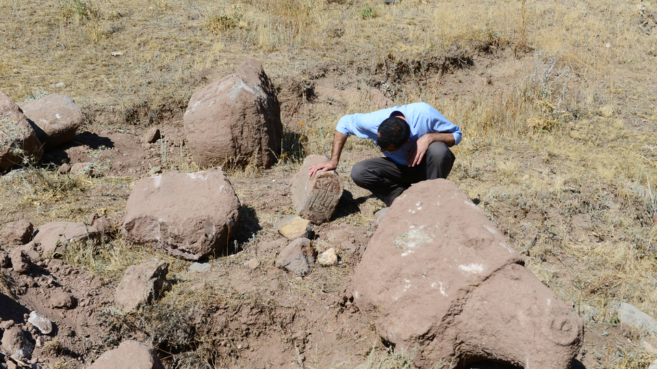 Çukur kapatmak isterken buldular... Tam 11 parça!