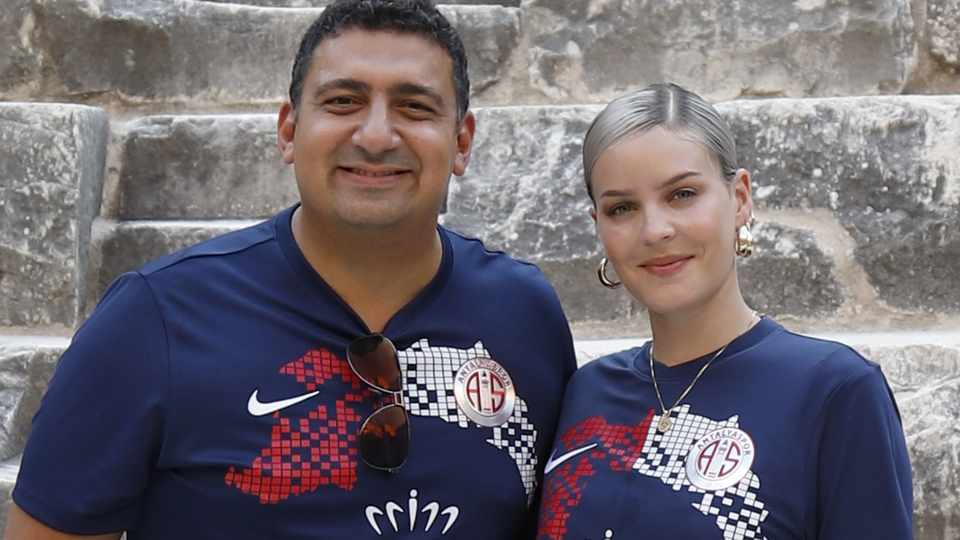 İngiliz şarkıcı Aspendos'a hayran kaldı