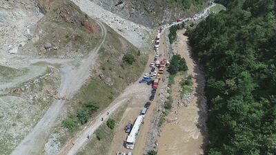 Sel ve heyelan! Yol kapandı, uzun kuyruklar oluştu