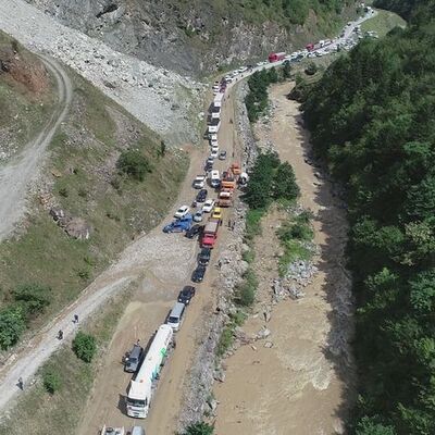 Sel ve heyelan! Yol kapandı, uzun kuyruklar oluştu